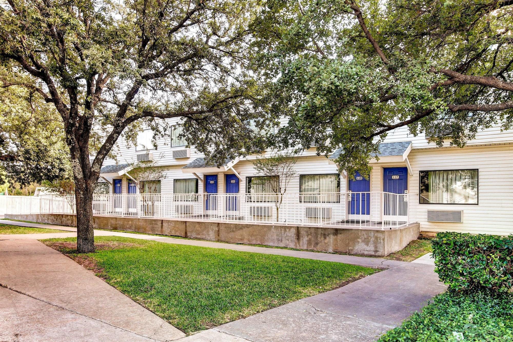 Days Inn By Wyndham Waco University Area Exterior photo